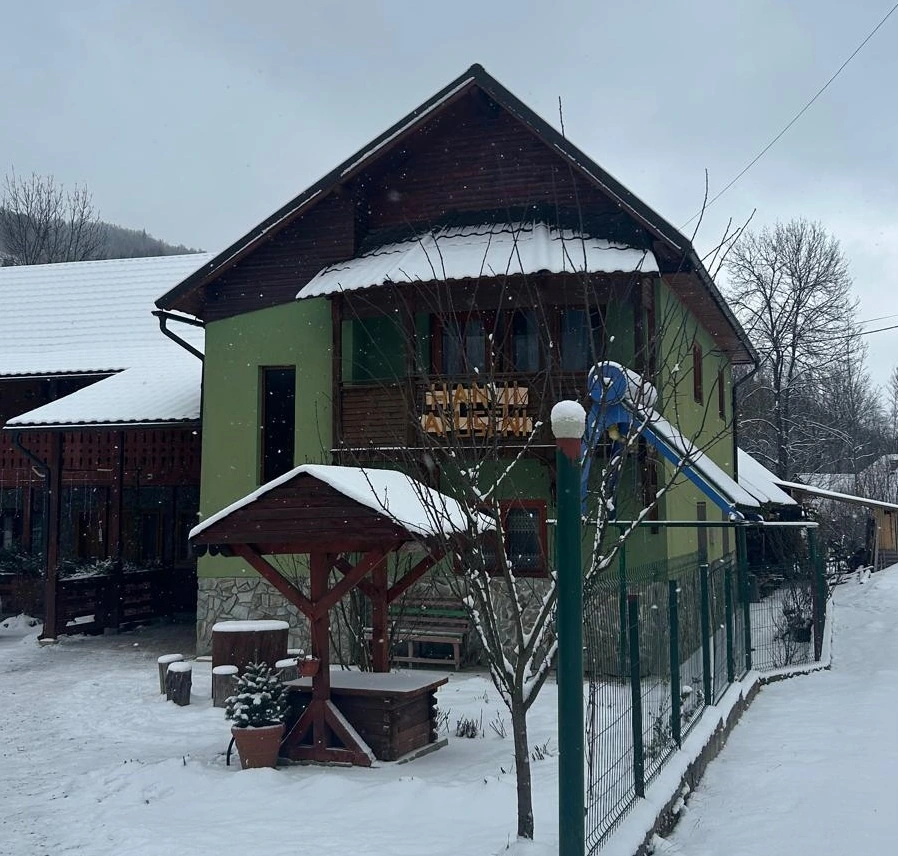 Hanul Apuseni – vedere exterioară iarna